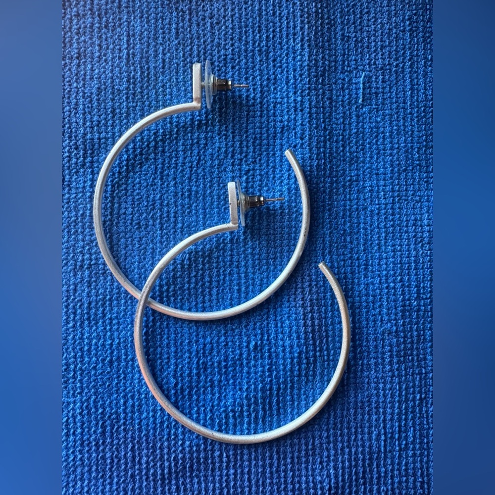 Kendra Scott Elegant Silver Pepper Hoop Earrings